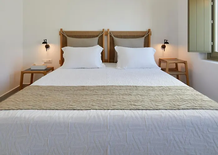 Santorini Hillside & Pýrgos