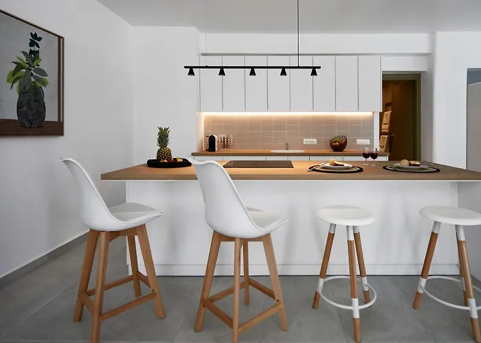 Santorini Hillside & Pýrgos