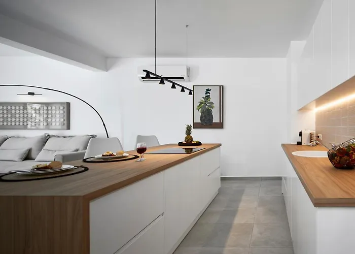 Santorini Hillside & 4* Pýrgos