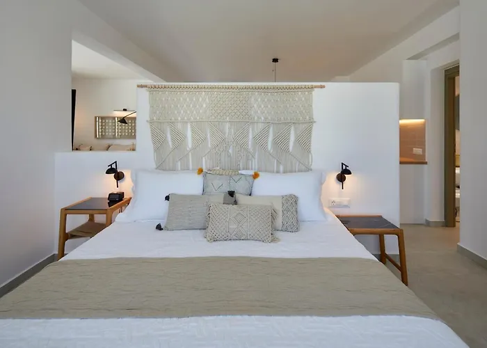 Santorini Hillside & Pýrgos