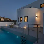 Santorini Hillside & Pýrgos